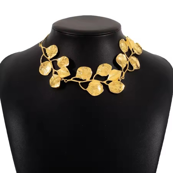 Zara Jewelry - Zara Golden Leaf Vine Necklace